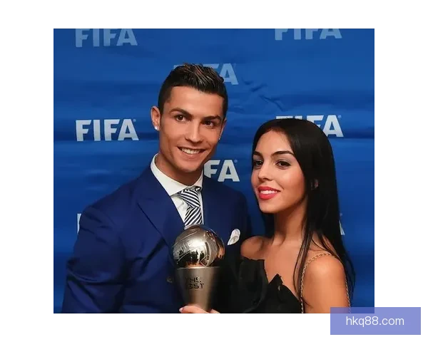 太阳报曝乔治娜海边性感写真引爆粉丝疯狂点赞热议社交平台刷屏